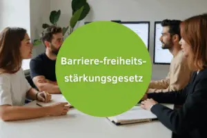 Ein nettes Büro mit jungen Menschen. Man sieht den Schriftzug: Barrierefreiheitsstärkungsgesetz