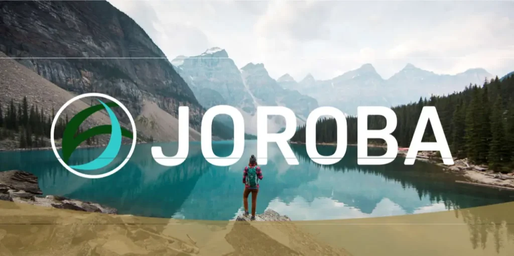 Eine Wanderin auf einem Felsen mit einem inspirierendem Ausblick. Darüber der Name JOROBA.