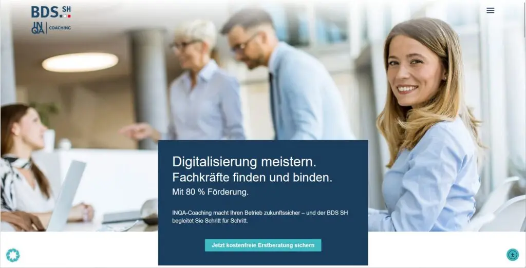 Beratungssituation in einem modernen Büro: Drei Personen arbeiten gemeinsam, im Vordergrund lächelnde Frau. Text verweist auf INQA-Coaching mit 80 % Förderung.
