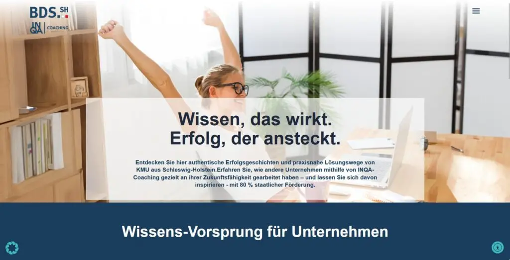 Frau im Büro streckt jubelnd die Arme hoch vor einem Laptop. Text informiert über erfolgreiche INQA-Coaching-Erfahrungen und Wissensvorsprung für Unternehmen.