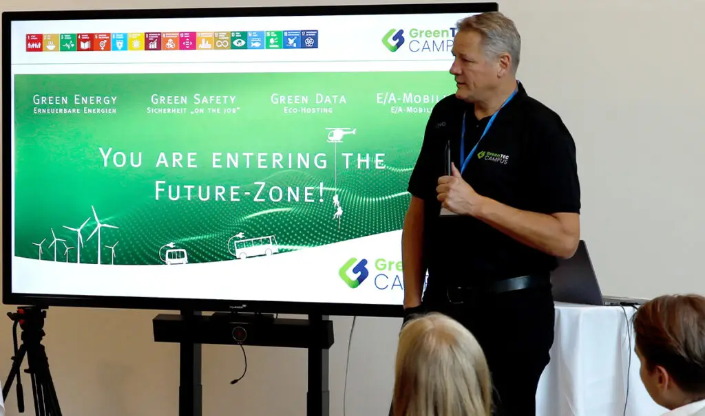 Marten Jensen vom GreenTEC Campus hält beim BDS-SH einen Vortrag über nachhaltige Innovationen und Zukunftsgestaltung. Hinter ihm zeigt eine Folie den Hinweis „You are entering the Future-Zone".
