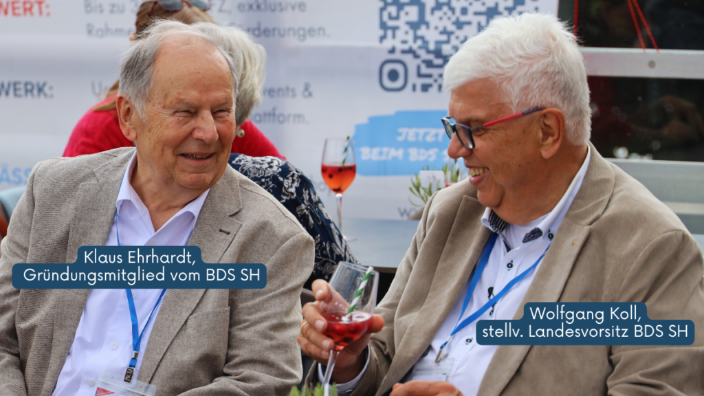 Klaus Ehrhardt, Gründungsmitglied des BDS SH, und Wolfgang Koll, stellvertretender Landesvorsitzender des BDS SH, im Gespräch beim Sommerfest.