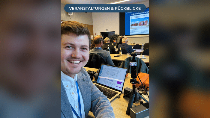 Justus Kornath beim Landesverbandstag 2026 mit seiner Kamera auf dem Stativ, die den Vortrag im Saal filmt.