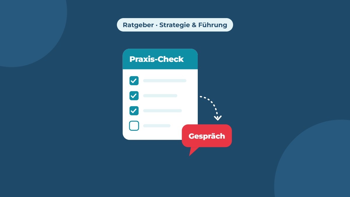 Grafik: Praxis-Check mit abgehakten Punkten und Sprechblase „Gespräch“