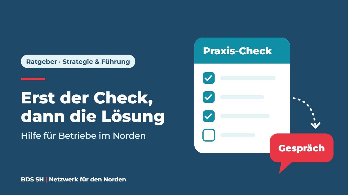 Titelbild: Praxis-Check mit abgehakten Punkten führt zum Gespräch, Titel „Erst der Check, dann die Lösung“