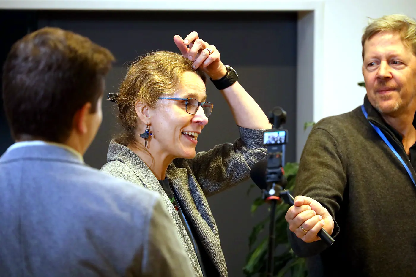 Daniela Aidley im Interview am Rande des Landesverbandstags, im Vordergrund Mikrofon und Kamera