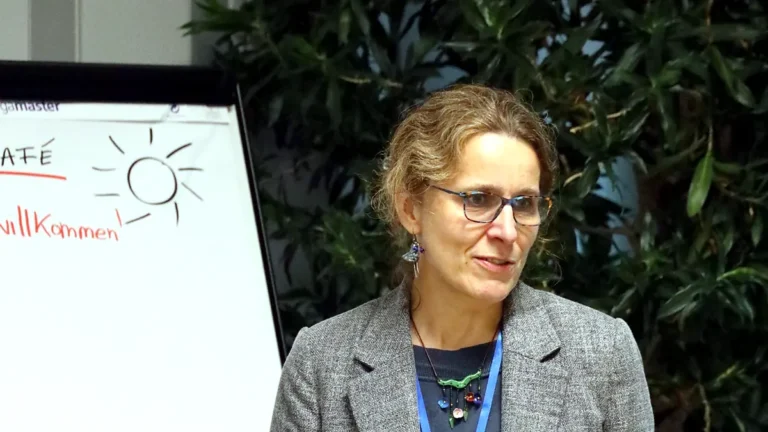 Prof. Dr. Daniela Aidley spricht beim World Café des Landesverbandstags vor einem Flipchart