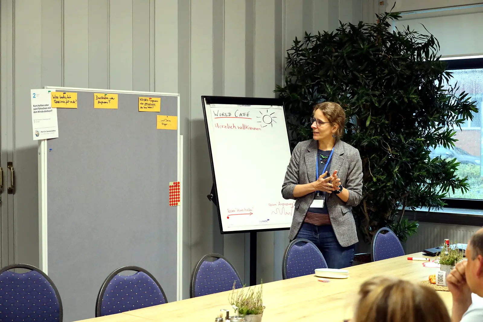 Prof. Dr. Daniela Aidley eröffnet den World-Café-Tisch „Kurs halten oder sein Fähnchen mit dem Winde drehen?“ im Seminarraum